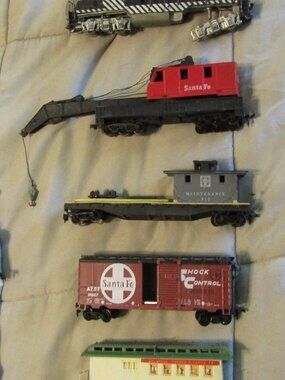 Lot 5 Vintage HO SANTA FE TRAIN CARS Crane Boxcar Engine Flat Bed